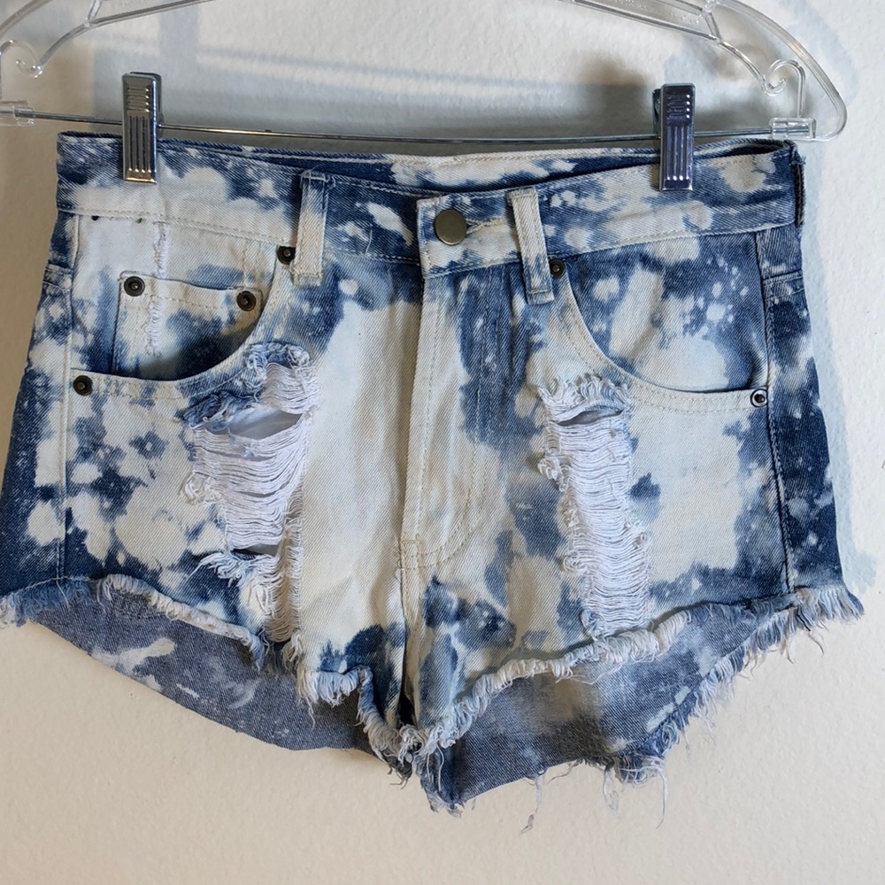 Size small/distress ripped acid wash shorts